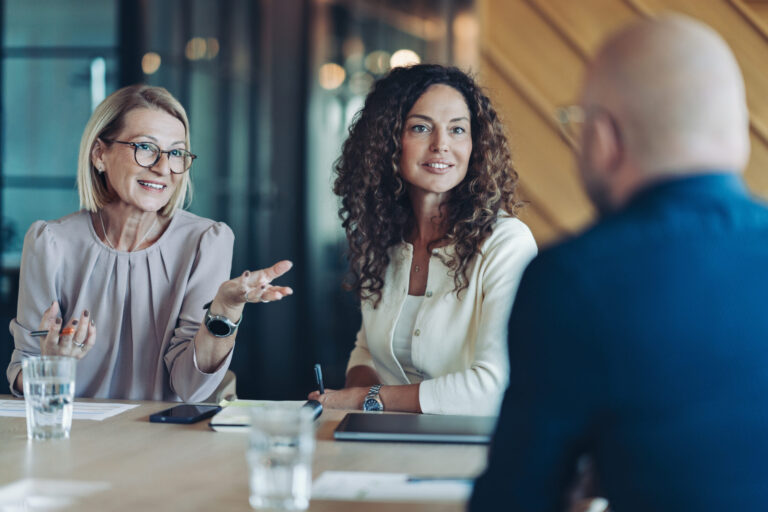 Strategische Personalentwicklung richtet die Entwicklung von Kompetenzen an den zukünftigen Anforderungen eines Unternehmens aus.