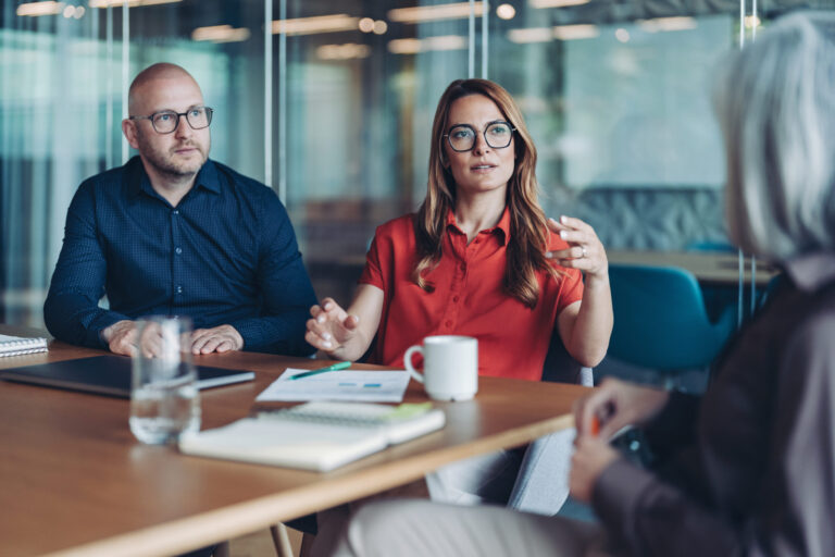 Organisationsentwicklung in einem Unternehmen: Führungskräfte analysieren gemeinsam organisatorische Strukturen und Entscheidungsprozesse.